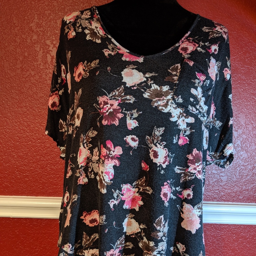 Rue21 Floral Hi-Low Shirt. Lrg